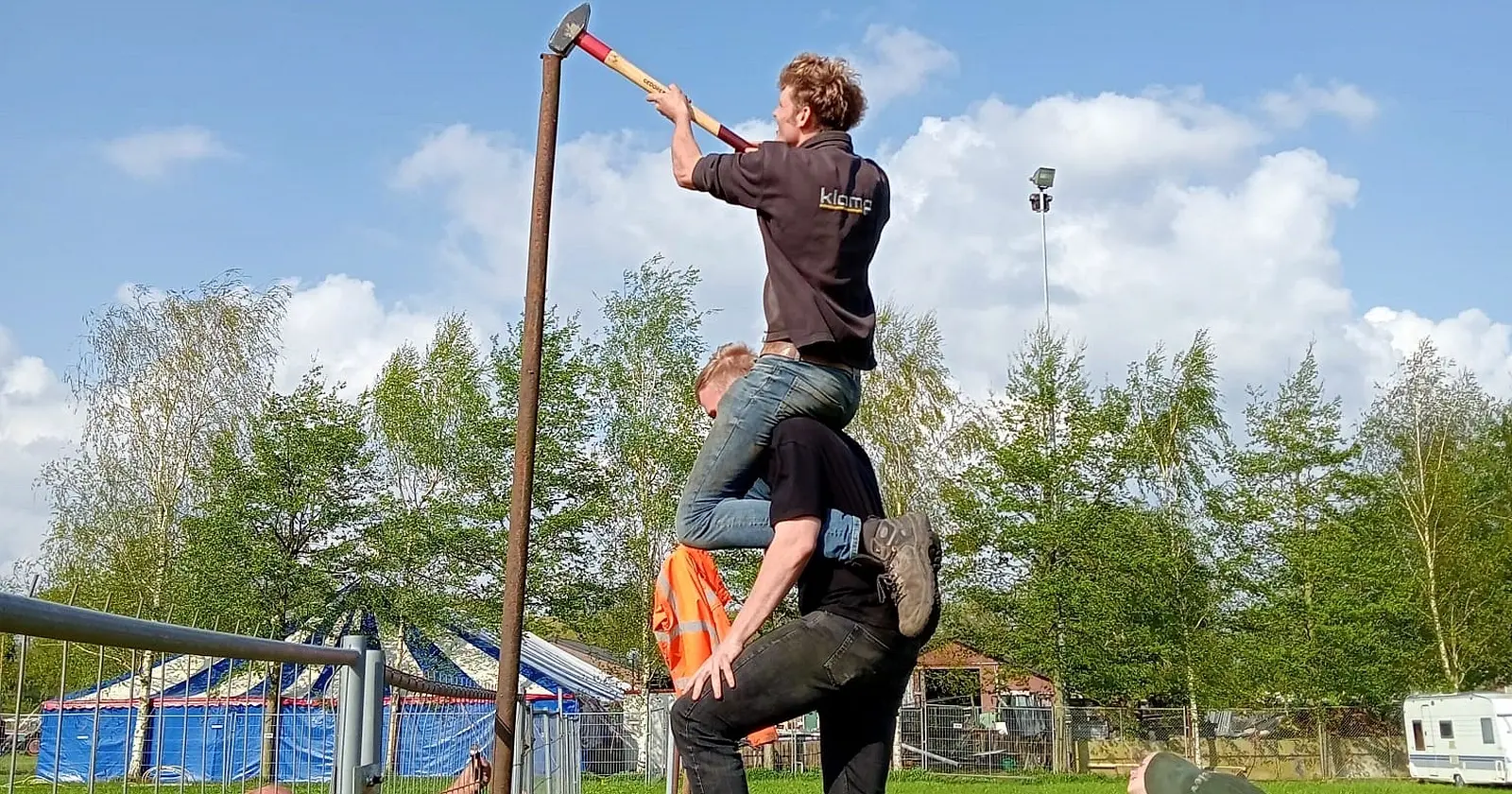 Vele handen Krummen de laatste werkzaamheden voor elkaar...