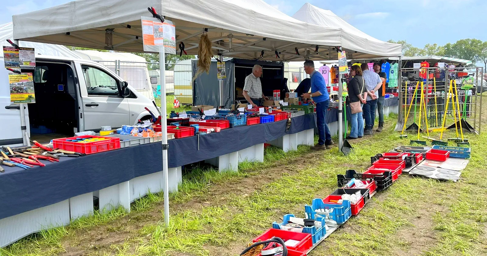 Kleinschalige onderdelenmarkt tijdens de Motorische Demo-Dagen