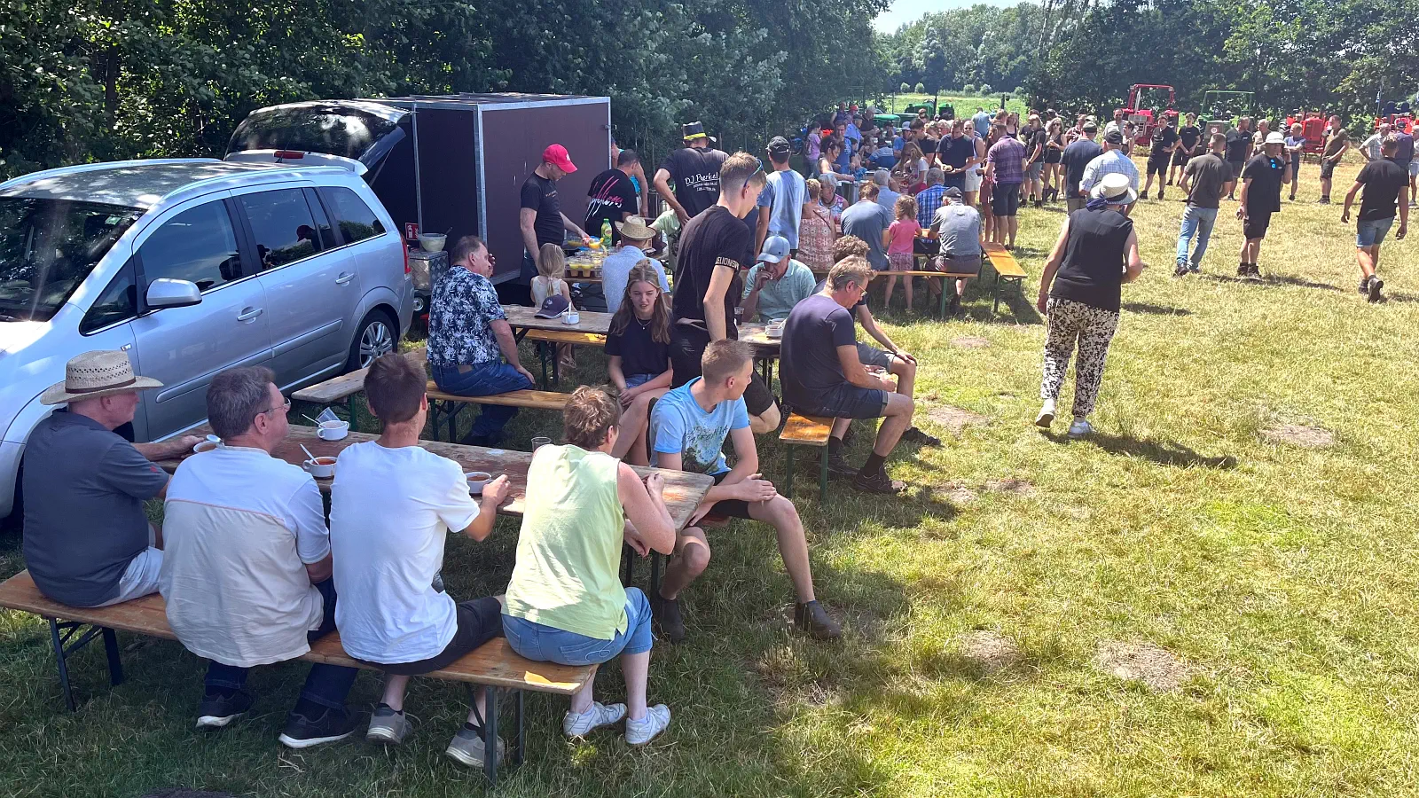 Soep en broodjes hamburger op de pauzeplaats